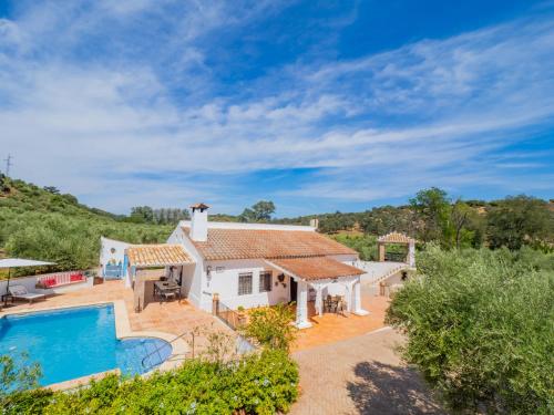 una vista aérea de una casa con piscina en Cubo's Casa Rural Mar Verde, en Adamuz