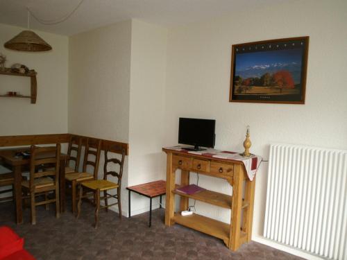 Cette chambre dispose d'un bureau et d'un ordinateur. dans l'établissement Appartement 2 pièces au pied des pistes, balcon, casier à ski, parking gratuit - FR-1-557-62, à Les Adrets