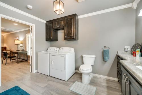 Bilik mandi di Quiet Oklahoma Studio Vacation Rental