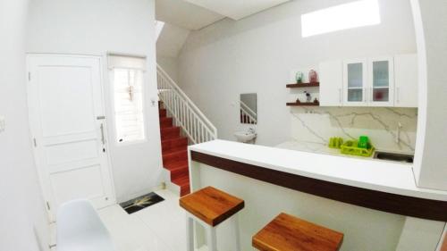 Nhà bếp/bếp nhỏ tại Omah Bondi Family Homestay by FH Stay