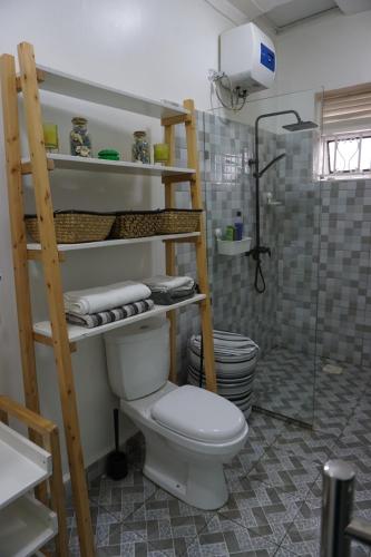 een badkamer met een toilet en een douche bij Welcome to the orchid. in Sisa