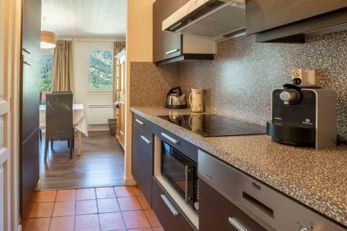 une cuisine avec un évier et un plan de travail dans l'établissement Cybeles 8, à Méribel