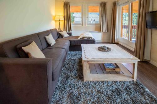 un salon avec un canapé et une table basse dans l'établissement Cybeles 8, à Méribel