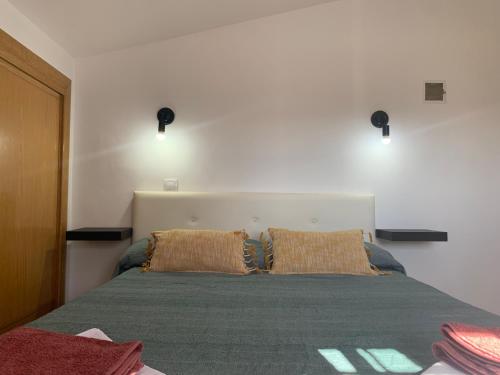 1 dormitorio con 1 cama con 2 almohadas en Casa rural a una hora de Madrid, en Herradón de Pinares