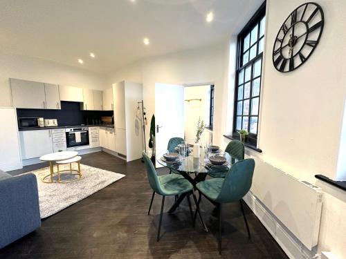 a dining room and kitchen with a table and chairs at Modern 1-Bedroom Apartments in Shoreditch, Old Street in London