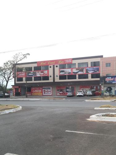 un edificio con letreros al lado de una calle en Via canal 1, en Brasilia