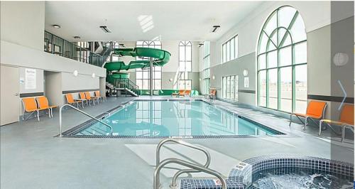 Бассейн в Holiday Inn Express & Suites Medicine Hat by IHG или поблизости