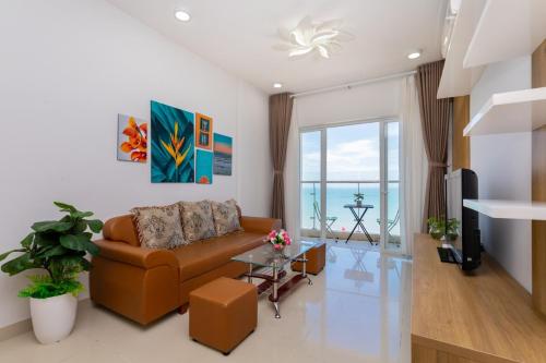 sala de estar con sofá y mesa en GOLD SEA Vung Tau Apartment -Tina en Vung Tau