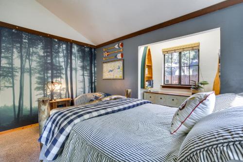 1 dormitorio con 2 camas y ventana grande en Big Bear Lake Retreat with Private Hot Tub!, en Big Bear Lake