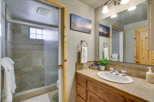 y baño con lavabo y ducha. en Big Bear Lake Retreat with Private Hot Tub!, en Big Bear Lake