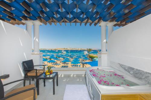 Naama Bay Suites & SPA في شرم الشيخ: غرفة بسرير وإطلالة على المحيط