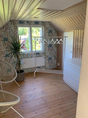 Haus Lasse في Immeln: غرفة معيشة مع أرضية خشبية وسقف