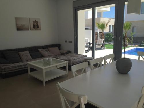 Χώρος καθιστικού στο 3018 Vistabella- Malibu