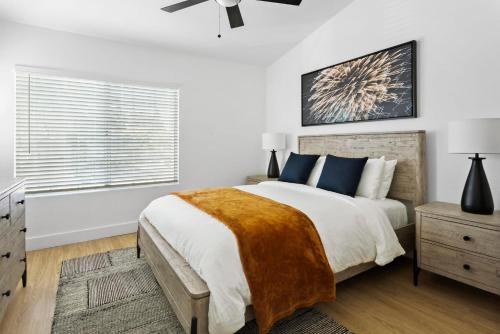 Un dormitorio blanco con una cama grande y una ventana en Spacious Modern Apartments at Hideaway North Scottsdale close to Kierland Commons en Scottsdale