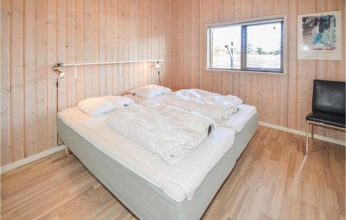 Ένα ή περισσότερα κρεβάτια σε δωμάτιο στο Lovely Home In Hirtshals With House Sea View