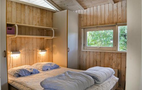 エーベルトフトにあるAwesome Home In Ebeltoft With 3 Bedrooms And Wifiのベッドルーム(ベッド1台、窓付)