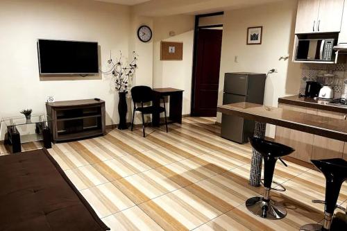 sala de estar con cocina y mesa con sillas en Stay in AQP Apartments, en Arequipa