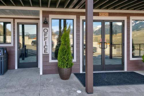 Eine Fassade oder ein Eingang zu Roosevelt Hotel - Yellowstone