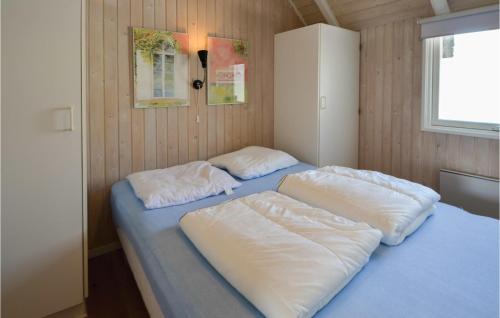 エーベルトフトにあるNice Home In Ebeltoft With 3 Bedrooms And Wifiのベッド1台(枕2つ付)