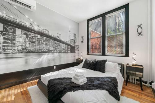 ein Schlafzimmer mit einem schwarz-weißen Bild einer Stadt in der Unterkunft Cozy 3BR Brooklyn Artisan Loft in Brooklyn