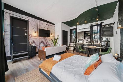 Il comprend une chambre avec un grand lit et une cuisine. dans l'établissement Artistic Cozy Loft Retreat, à Brooklyn
