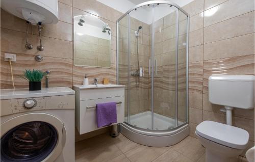 y baño con ducha y lavadora. en 3 Bedroom Lovely Home In Bruska, en Donja Bruška