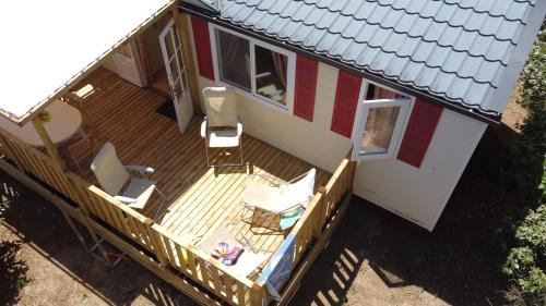 - une vue sur une maison avec une terrasse dans l'établissement AU 120 Grand mobilhome clim, à Port-la-Nouvelle