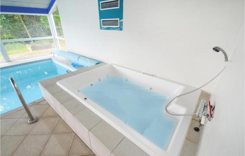 エーベルトフトにあるNice Home In Ebeltoft With 6 Bedrooms, Wifi And Indoor Swimming Poolのスイミングプール(バスタブ付)