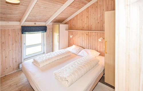 ヒアツハルスにあるGorgeous Home In Hirtshals With Wifiの窓付きの客室で、白い大型ベッド1台が備わります。