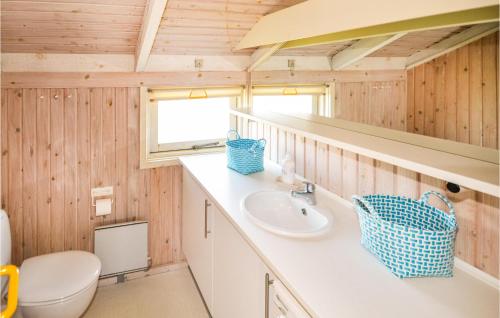 Ένα μπάνιο στο Gorgeous Home In Hirtshals With Wifi