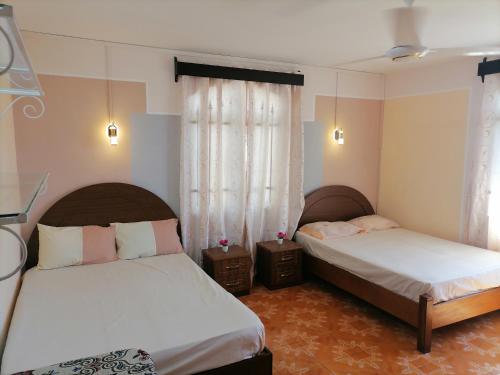 מיטה או מיטות בחדר ב-Roshnee Apartments and Studios
