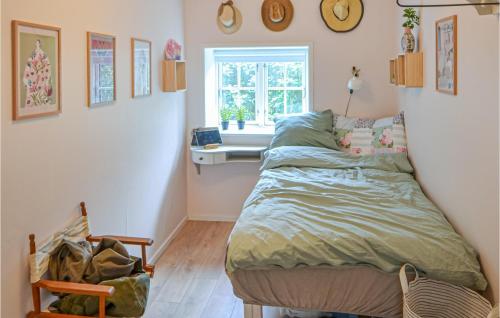 Habitación pequeña con cama y ventana en Nice Home In Anholt With Wifi, en Anholt