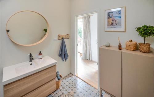 Ένα μπάνιο στο Nice Home In Anholt With Wifi