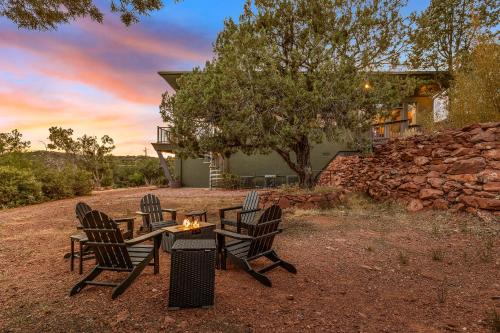 un grupo de sillas y una mesa frente a una casa en Close to Fresh Creek! Sleeps 12 ~ Amazing Views w/Serene Open Space ~ Hot Tub + Game Room ~ Trails outside en Sedona