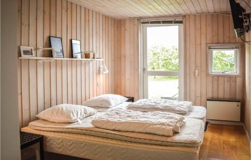 エーベルトフトにあるStunning Home In Ebeltoft With 3 Bedrooms And Wifiの窓付きの部屋にベッド付きのベッドルーム1室があります。