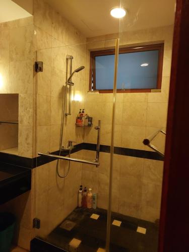 Ruey's Homestay, Cinta Ayu, Pulai Spring في سكوداي: حمام مع دش مع باب زجاجي