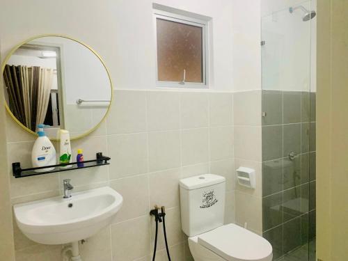 y baño con aseo, lavabo y espejo. en UMAR HOMESTAY - Alanis KLIA, en Sepang