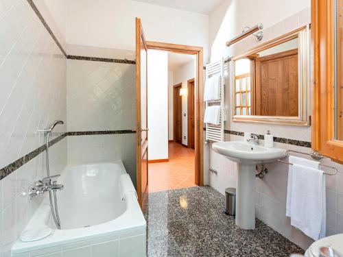 a bathroom with a tub and a sink and a toilet at Olearum apartment (free Parking) in Pieve di Panzano