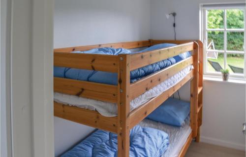 2 Etagenbetten in einem Zimmer mit Fenster in der Unterkunft 5 Bedroom Awesome Home In Hadsund in Nørre Hurup