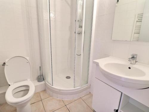 Kúpeľňa v ubytovaní Appartement à La Tania, 25m², 4 pers, skis aux pieds, proche centre et remontées mécaniques - FR-1-182A-16