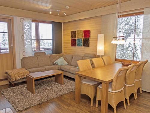 un soggiorno con divano e tavolo di Holiday Home Länsirinne e 19 by Interhome a Ruka