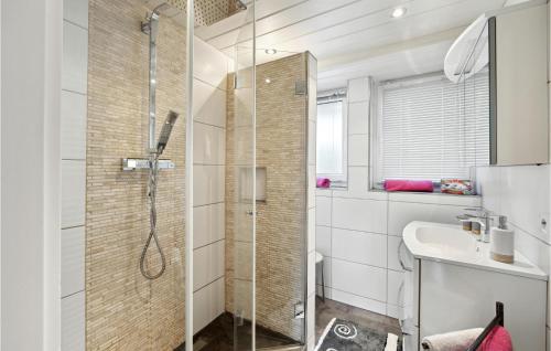 La salle de bains est pourvue d'une douche et d'un lavabo. dans l'établissement Fewo Mitteltal, à Baiersbronn