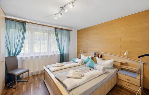- une chambre avec deux lits, un bureau et une chaise dans l'établissement Fewo Mitteltal, à Baiersbronn