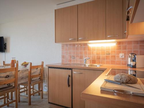 オヴロナにあるStudio Seya 21 by Interhomeのシンクとカウンタートップのあるキッチン