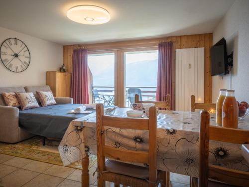 オヴロナにあるStudio Seya 21 by Interhomeのベッドとテーブルのあるリビングルーム