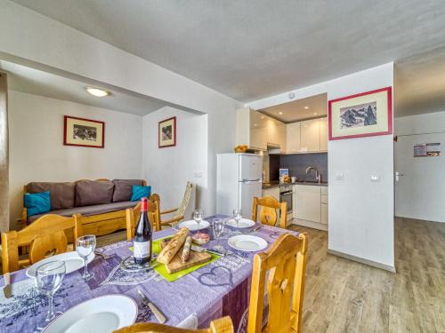 une cuisine et une salle à manger avec une table et des chaises dans l'établissement Apartment Olympiade 306 by Interhome, à Val Thorens