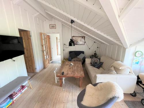 sala de estar con sofá y mesa en Holiday Home Ninni - 3-2km from the sea in Sealand by Interhome en Eskebjerg