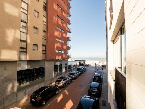 uma vista para uma rua com carros estacionados na lateral de um edifício em Apartment Amuzee with parking by Interhome em Blankenberge