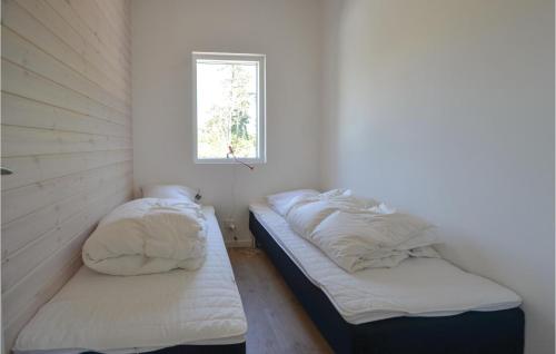 エーベルトフトにあるBeautiful Home In Ebeltoft With Kitchenの窓付きの小さな部屋のベッド2台