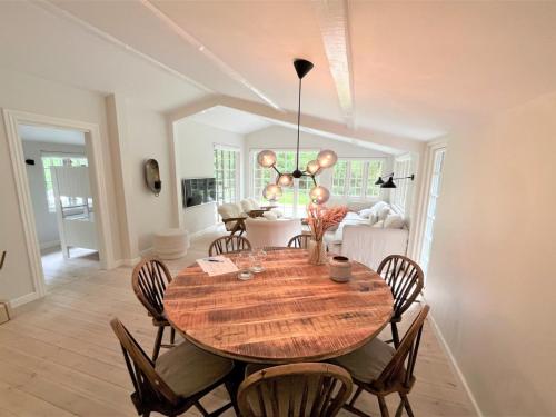 - une salle à manger avec une table et des chaises en bois dans l'établissement Holiday Home Torben - 750m from the sea in Sealand by Interhome, à Nykøbing Sjælland